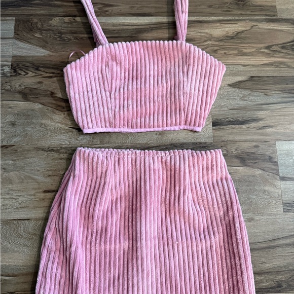 en;semble Dresses & Skirts - Elegant Pink Ribbed Short Skirt Set
